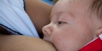 Mamelons plats et chirurgie esthétique : peut-on encore allaiter après la correction ?